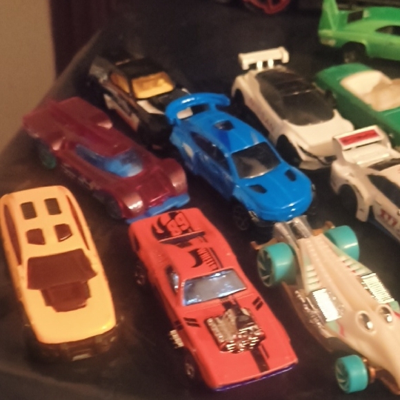 Hot Wheels Collection - 29 Hot Wheels Cars + Tractor Trailer Mega Hauler Storage - Picture 9 of 14